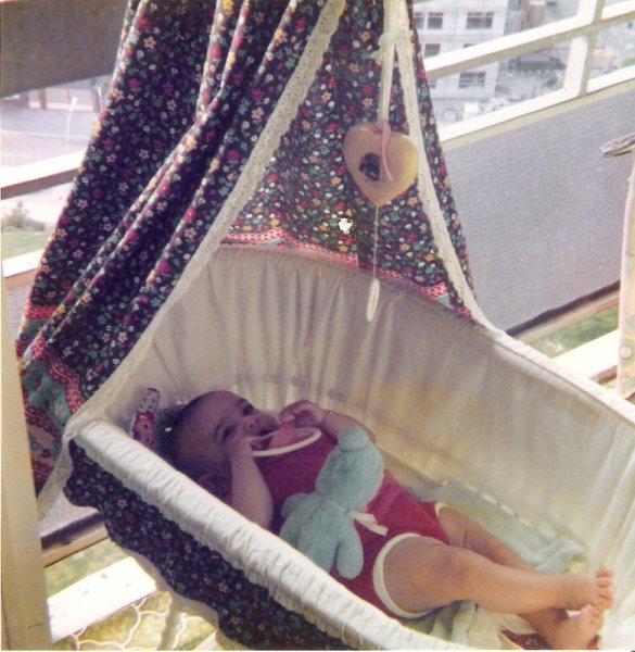 Babywiege auf dem Balkon