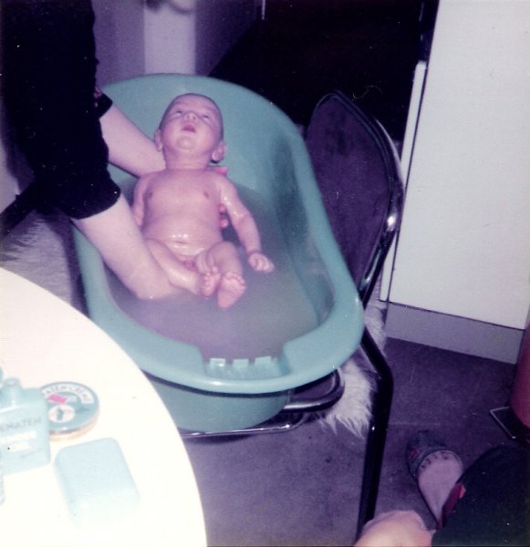 Baby Sammy in der Badewanne