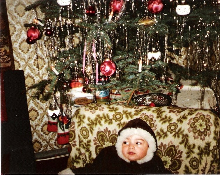 Sammy vor den Weihnachtsbaum im Jahre 1978