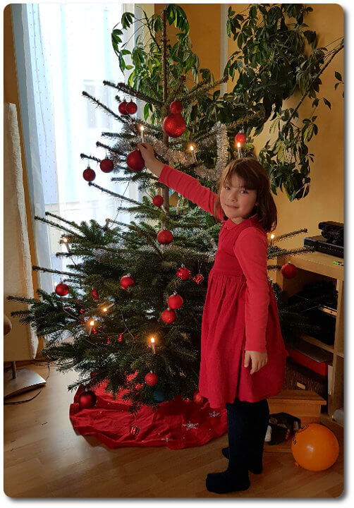 Ariane schmückt den Weihnachtsbaum